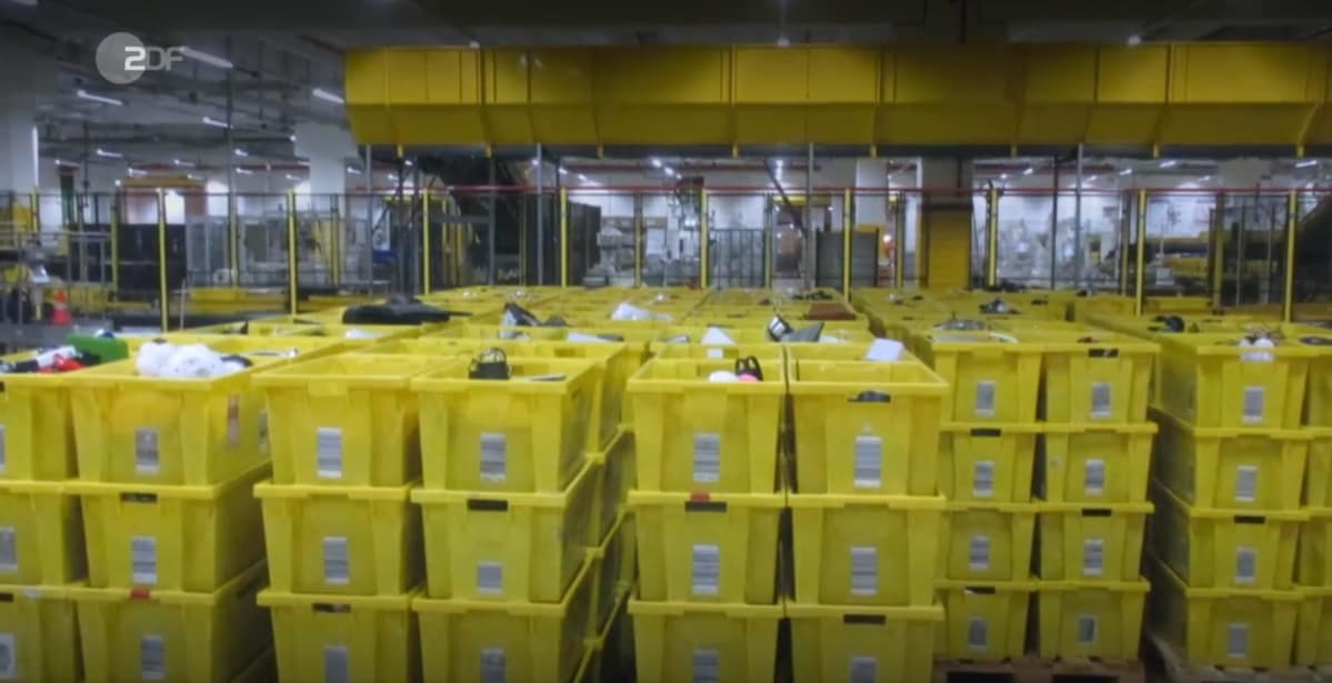 Kuvakaappaus Saksan yleisradioyhtiö ZDF:n ohjelmasta Frontal 21. Amazonin työntekijä toimitti valokuvan jätteeksi menevistä tuotteista.