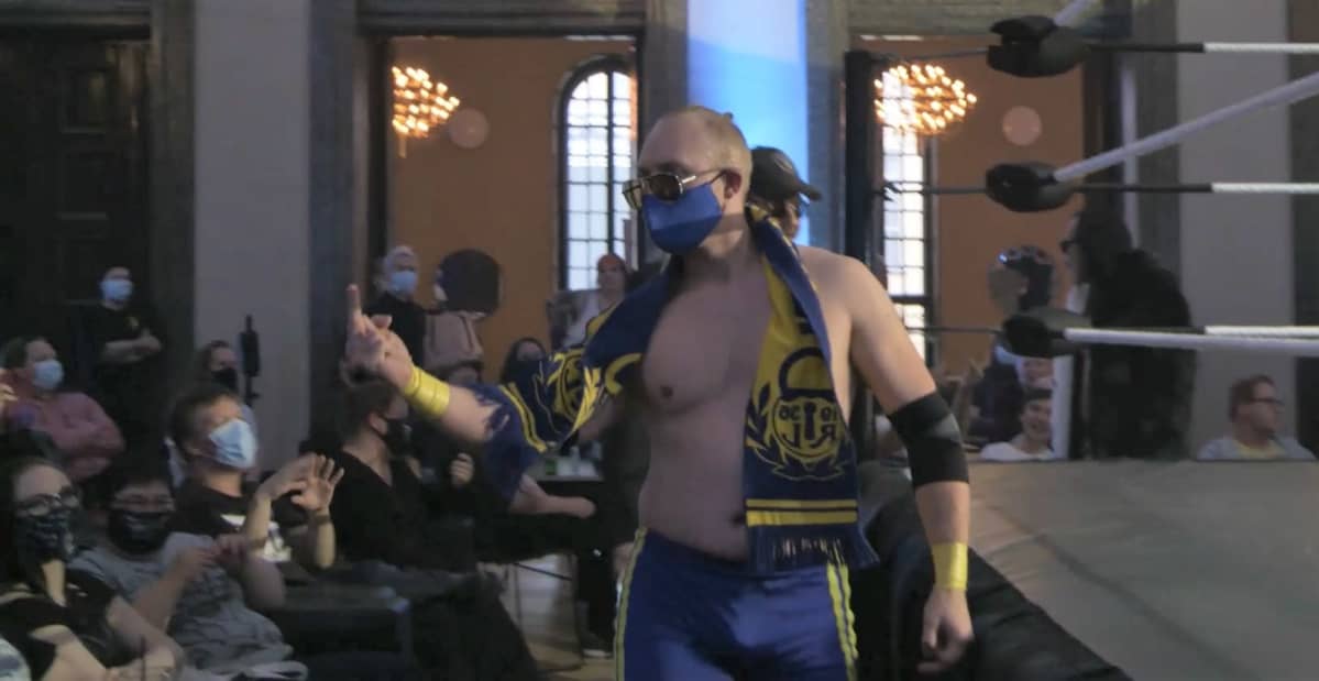 Tammisen Toni näyttää keskisormea yleisölle FCF Wrestlingin tapahtumassa.