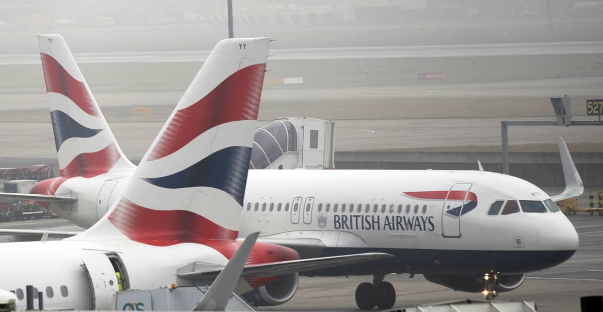 British Airwaysin lentokoneita Heathrowin kentällä.