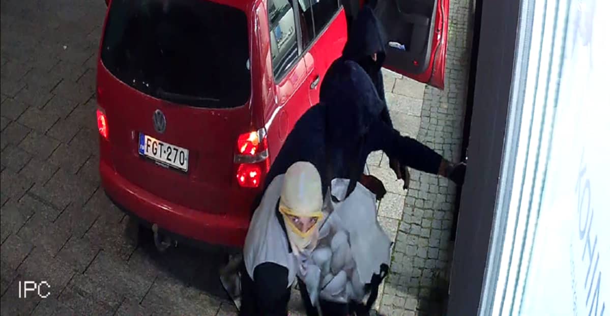 Valvontakameran kuva kultaliikkeen ulkopuolella olevista murtautujista ja henkilöautosta Lappeenrannan Kultakellossa 11.9.2019.