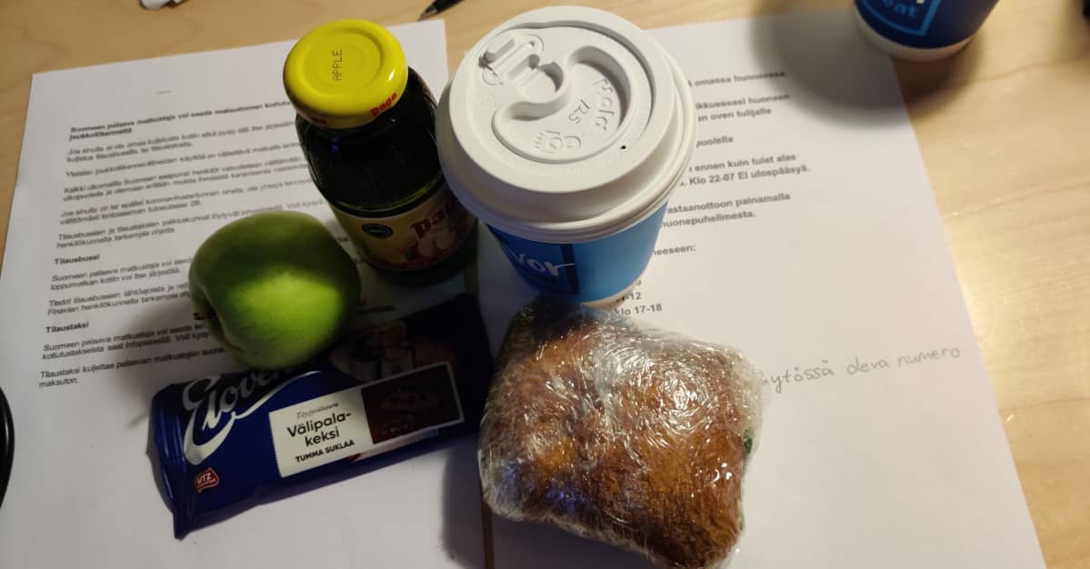 Ruokatavaroita pöydällä.