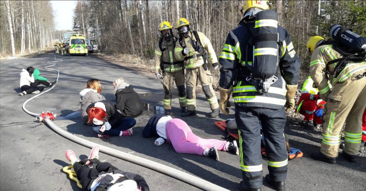 Ihmisiä makaa maassa ja palomiehiä paikalla. Kyseessä on harjoitus.