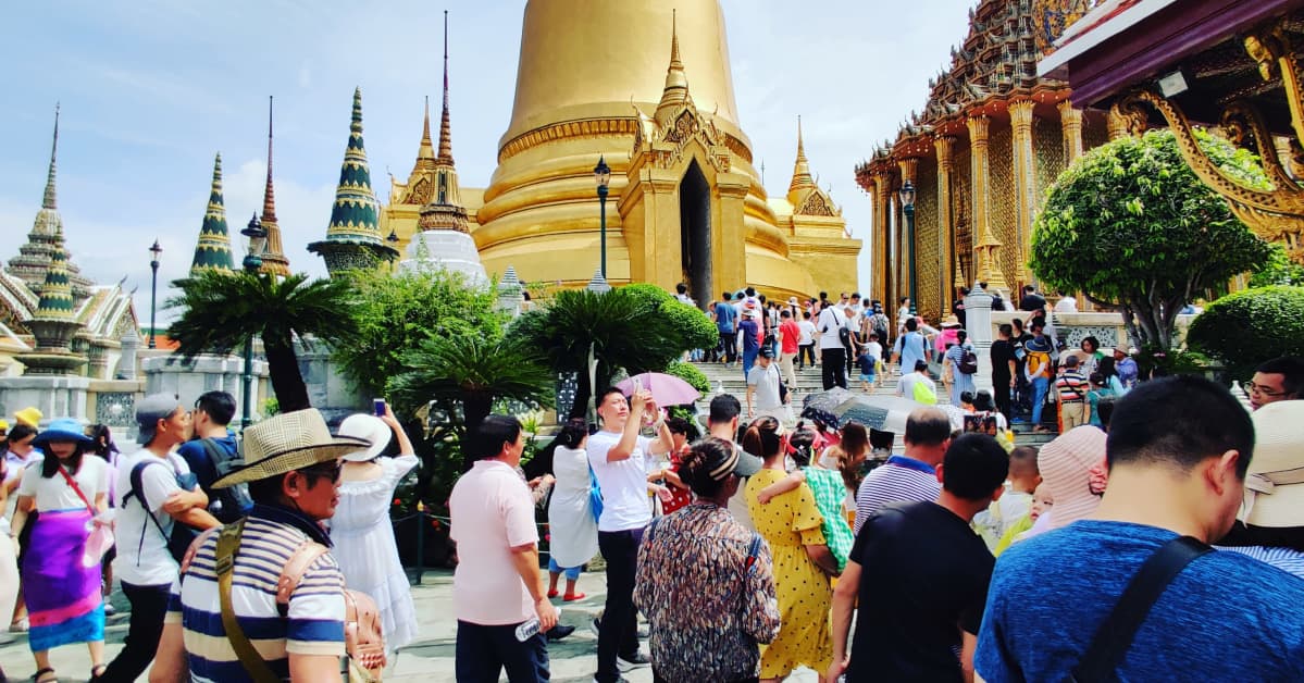 Turisteja Thaimaan pääkaupungissa Bangkokissa