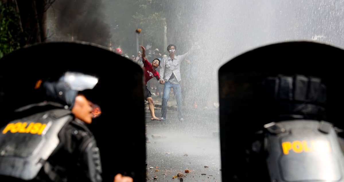 Indonesialaiset mielenosoittajat ottavat yhteen poliisin kanssa.