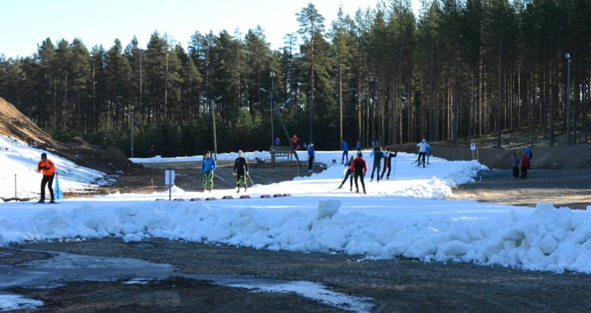 Hiihtäjiä ensilumen ladulla.