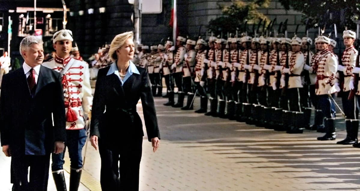 Kuvassa McEldowney tarkastamassa Bulgarian presidentin kunniavartiostoa.
