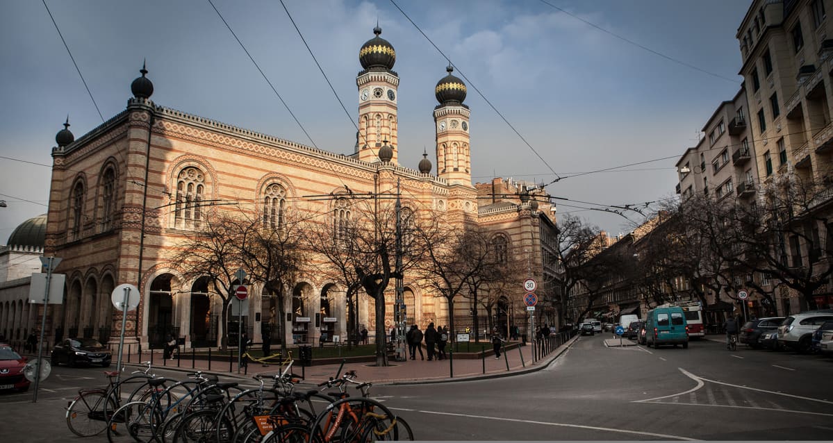 Yksi Euroopan suurimmista synagogista sijaitsee Budapestissa kaupungiosassa, joka houkuttelee nykyään erityisesti juhlimaan tulleita turisteja. Aiemmin alue tunnettiin juutalaiskortteleina.