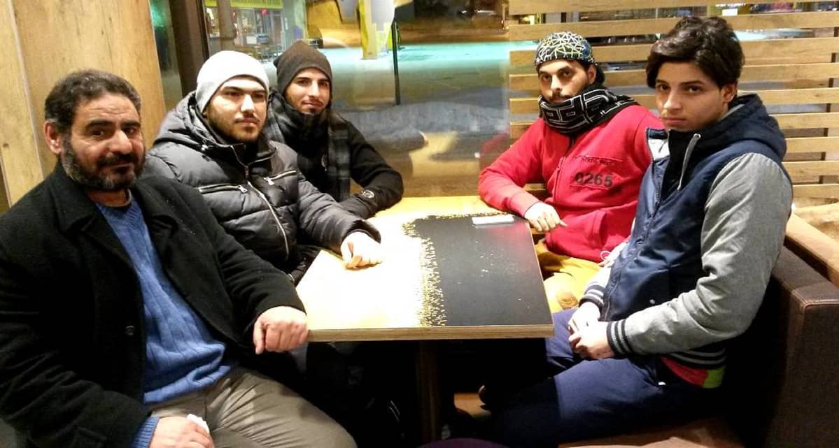 Järjestyksessä vasemmalta oikealle Pitäjänmäen vastaanottokeskuksen turvapaikanhakijat Yahya Mahmood, Haider Abdelamir, Ibrahim Ali Jasim, Hussein Turkki sekä Shihab Khlaif.