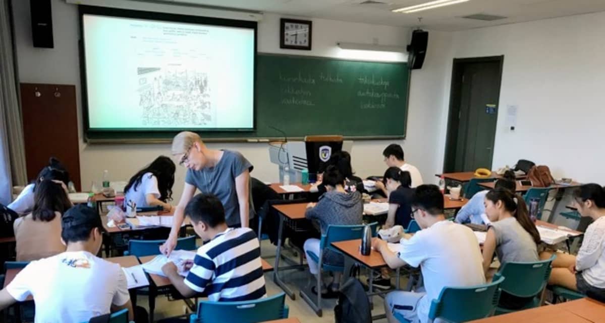 Suomen kielen lehtori Taija Hämäläinen opettaa suomea kiinalaisille Beijing Foreign Studies Universityssä Pekingissä.