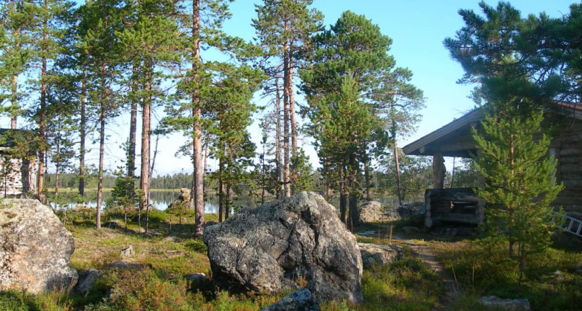 Inarijärven rannalla sijaitseva lomamökki.
