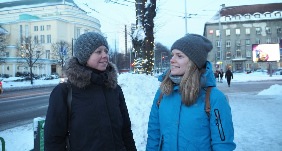 Liis Tamming (vas.) ja Triin Elmi eivät vielä tiedä, ketä äänestävät maaliskuun vaaleissa.