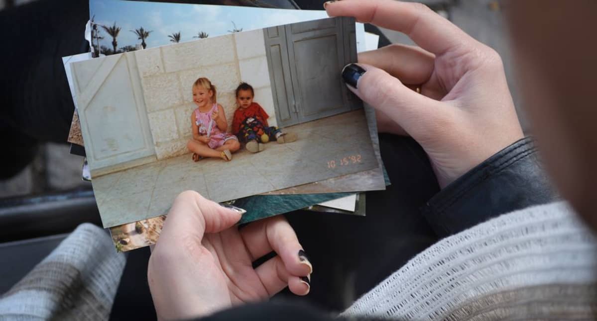 Perhealbumin kuva Hanna Hukasta ja tämän leikkikaverista Israelissa.