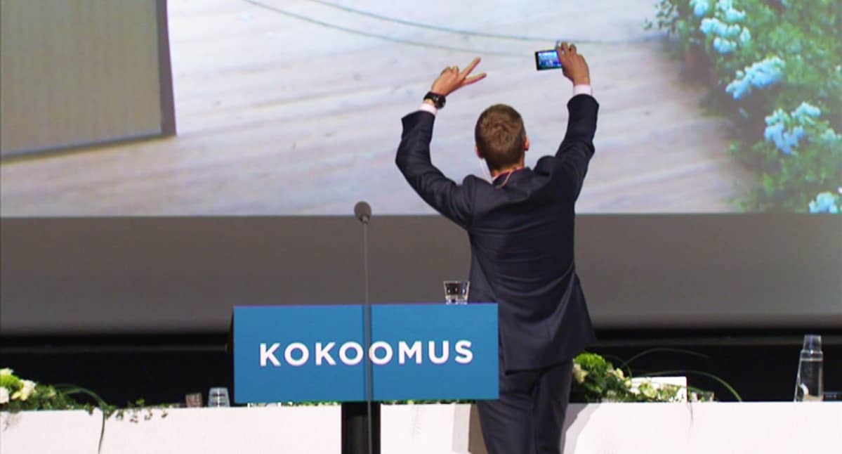Alexander Stubb (kok.) ottaa selfietä lavalla.