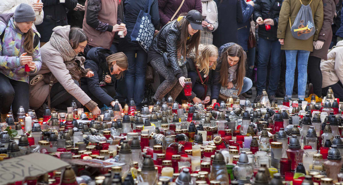 Slovakialaiset toivat vielä kuukausi murhien jälkeen kynttilöitä muistopaikalle.
