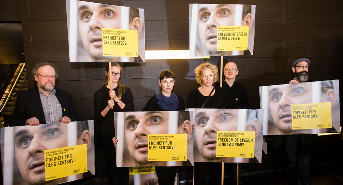 Saksalaisnäyttelijät Meret Becker ja Katja Riemann vaativat ukrainalaisen elokuvaohjaajan Oleh Sentsovin vapauttamista Amnesty Internationalin mielenilmauksessa Berliinin kansainvälisillä elokuvafestivaalilla helmikuussa 2016.
