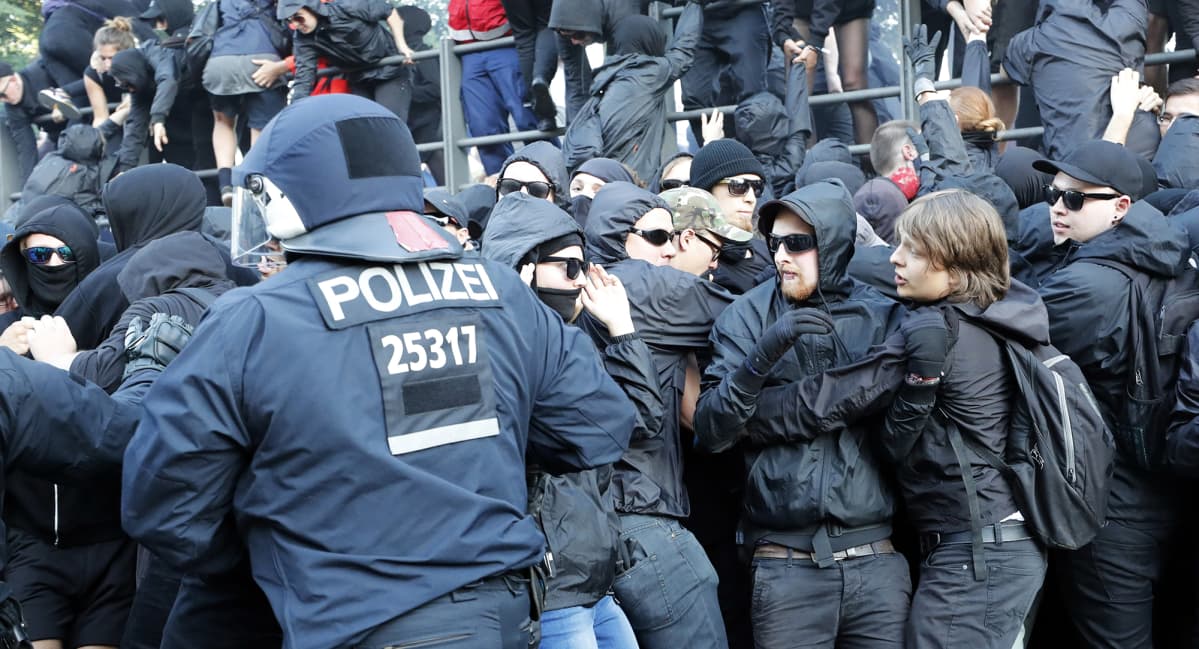 Mielenosoittajia ja poliiseja Hampurissa torstaina 6. heinäkuuta.