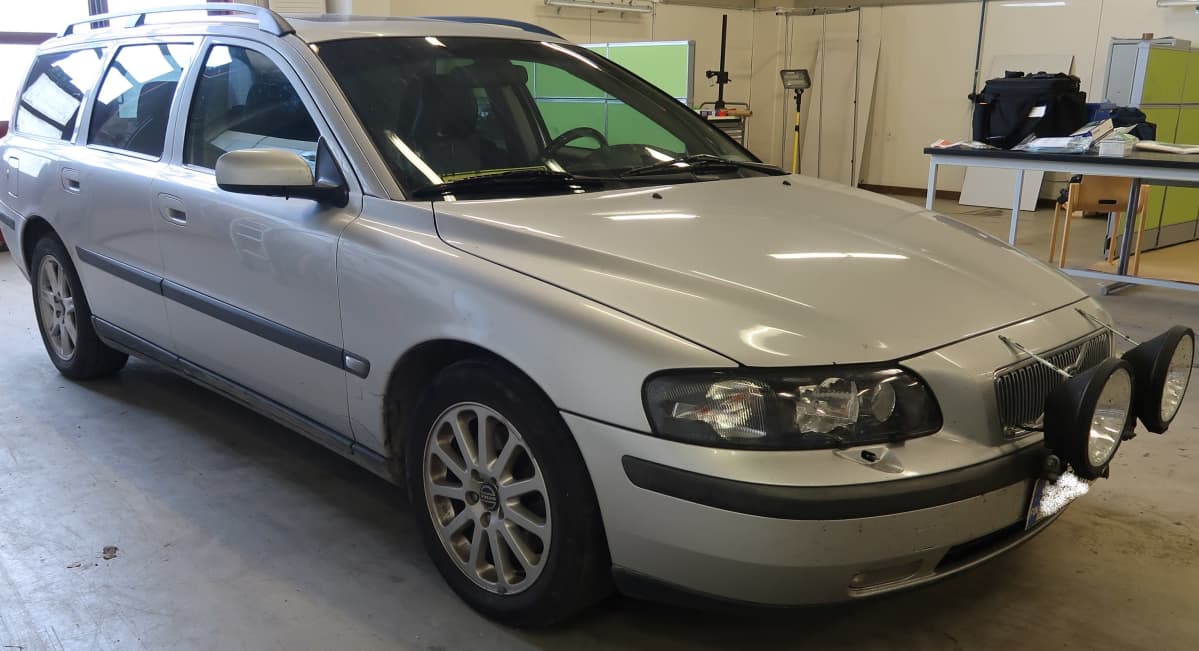 Kuvassa Volvo, jonka liikkeistä poliisi toivoo havaintoja.