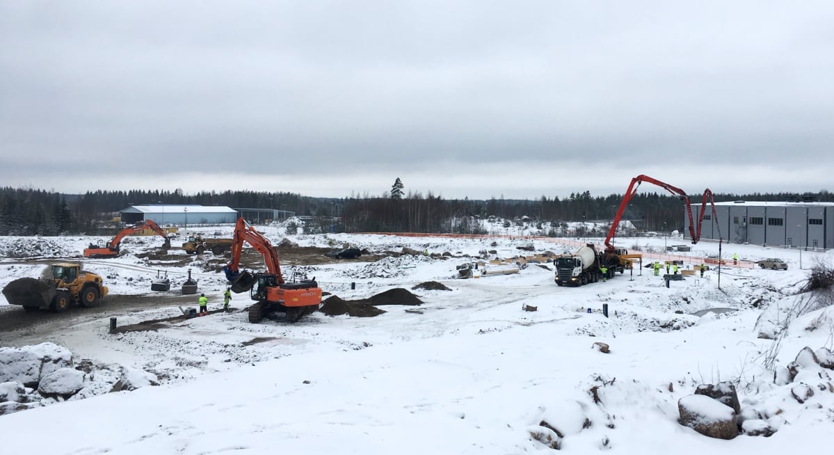 Virolahden ostoskylätyömaalla on useita työkoneita