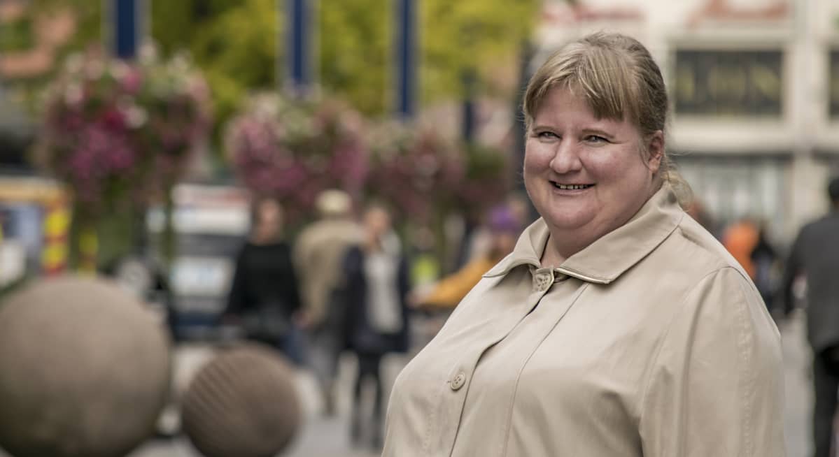 Raija Kauranen Jyväskylän kadulla.