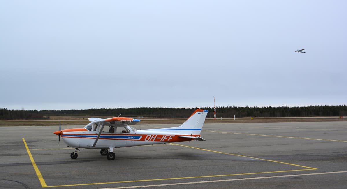 Cessana 172 Kemi-Tornion lentoaseman platalla.