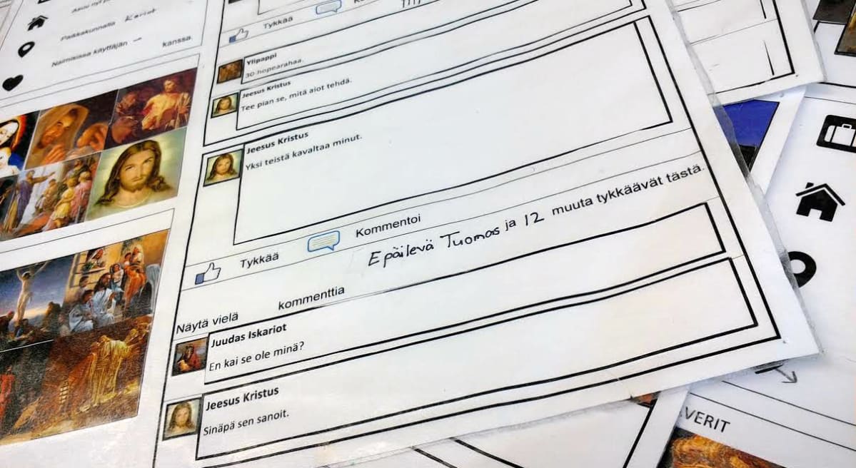 Kuvassa Kokkolan Mäntykankaan koulun uskonnon tunnilla tehtyjä paperisia Facebookia muistuttavia Gracebookeja.