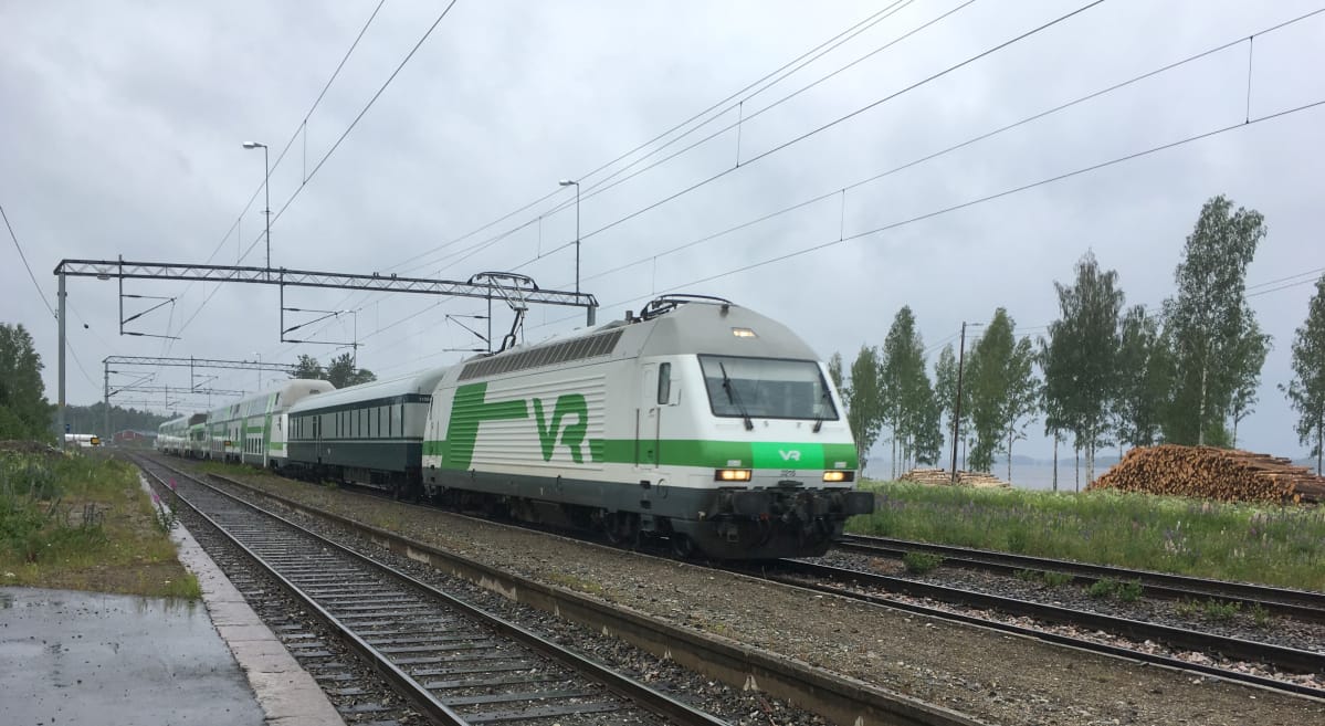 Haukivuoren ohi pyyhältää 12 matkustajajunaa päivässä.