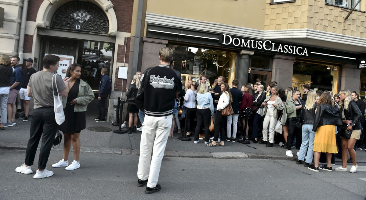 Ihmiset jonottavat ravintola Groteskiin Helsingissä 15. heinäkuuta.
