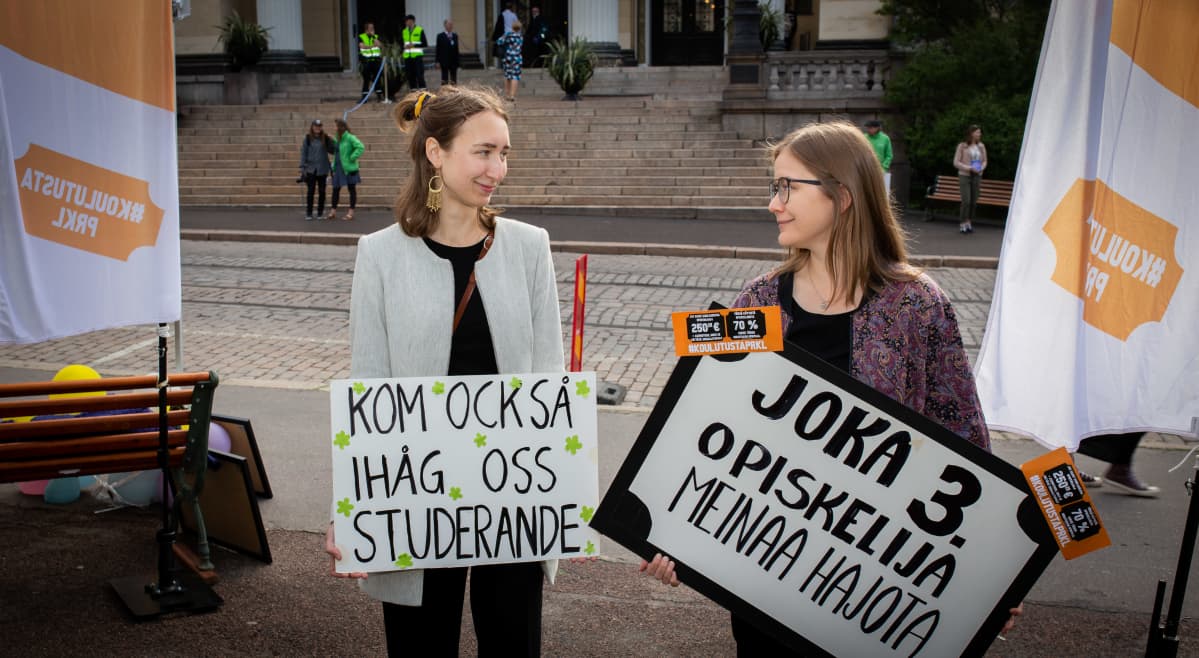 Opiskelijamielenosoitus säätytalon edessä.