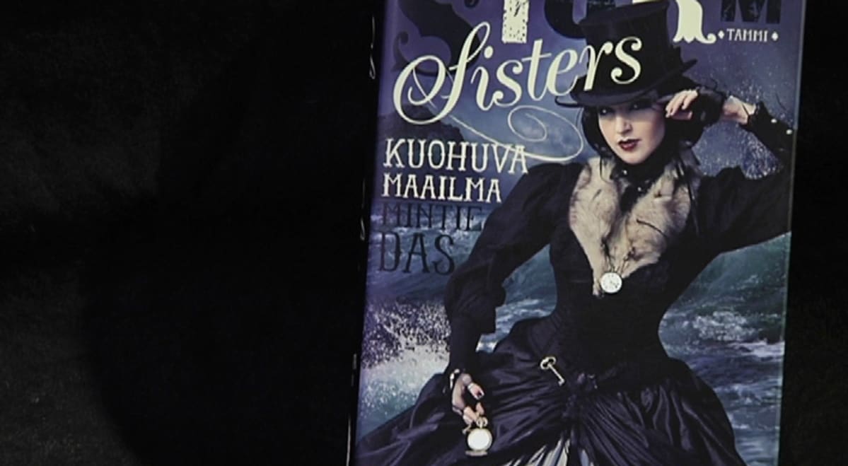 Storm Sisters - Kuohuva Maailma kirjan kansi