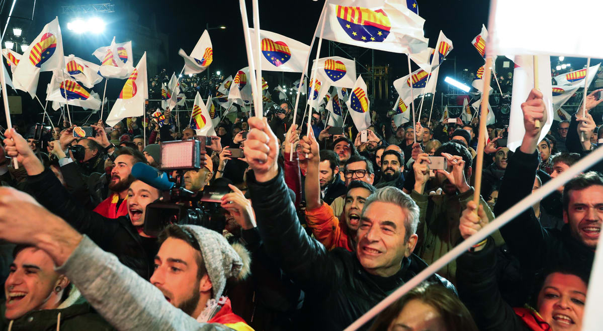 Ciutadans-puolueen kannattajat juhlivat Barcelonassa torstai-iltana.