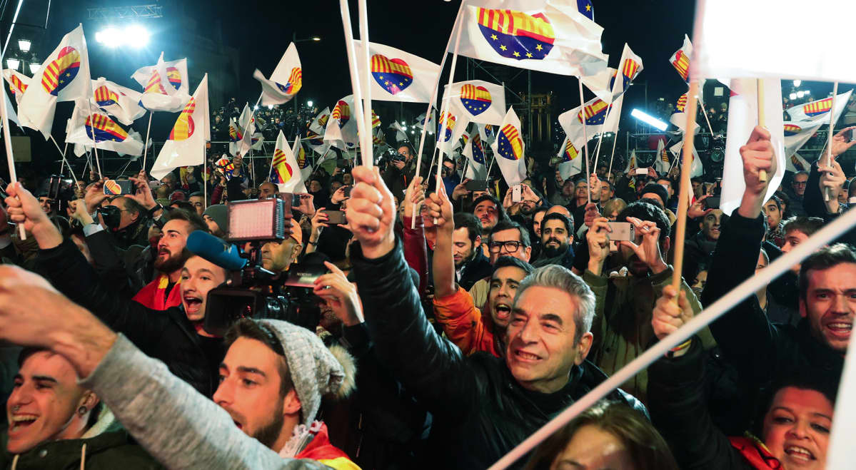 Ciutadans-puolueen kannattajat juhlivat Barcelonassa torstai-iltana.