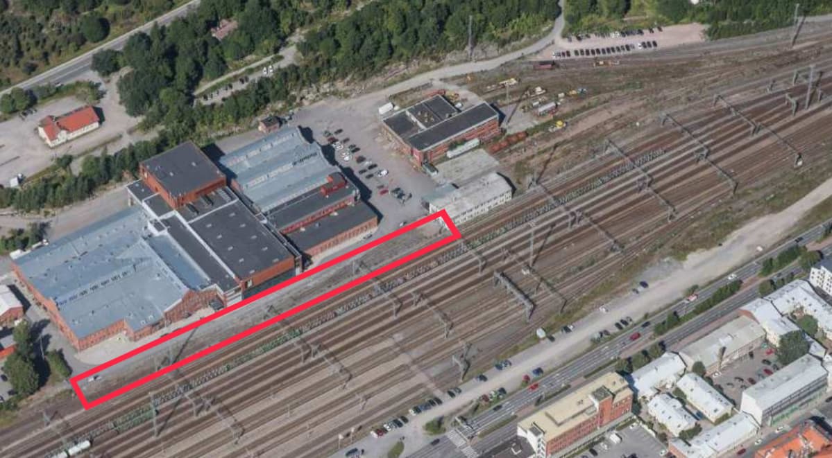 Ilmakuva Logomosta, kuvaan on merkattu alue, jolle on suunniteltu Tom of Finlandin aukiota.