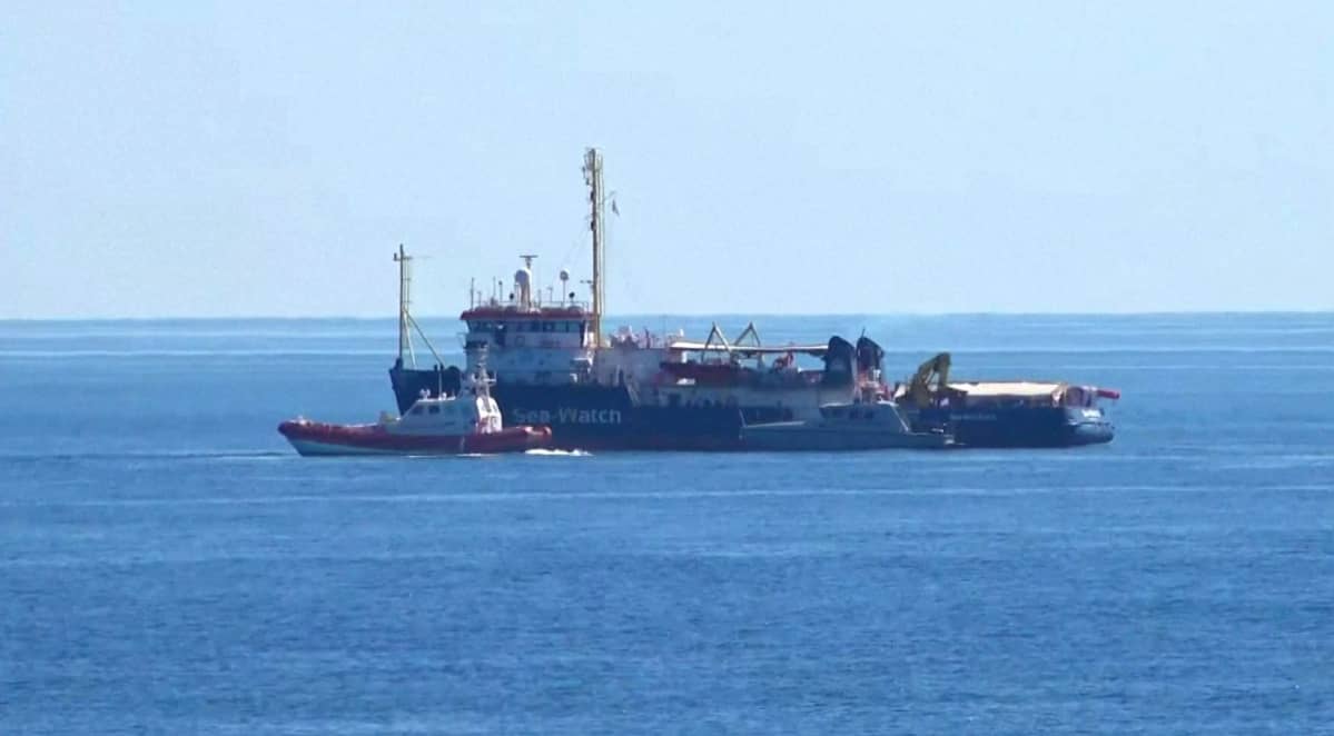 Sea-Watch 3 -järjestön alus on saapunut Lampedusan saarelle sakon uhasta huolimatta.