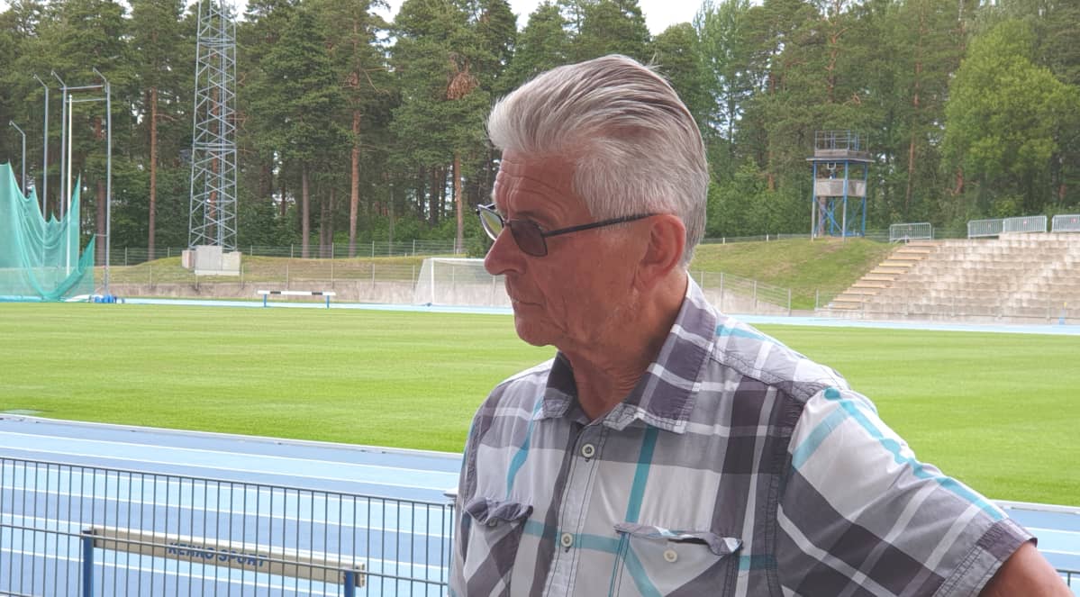 Kalevan kisojen pääsihteeri Mauri Auvinen Kimpisen kentällä