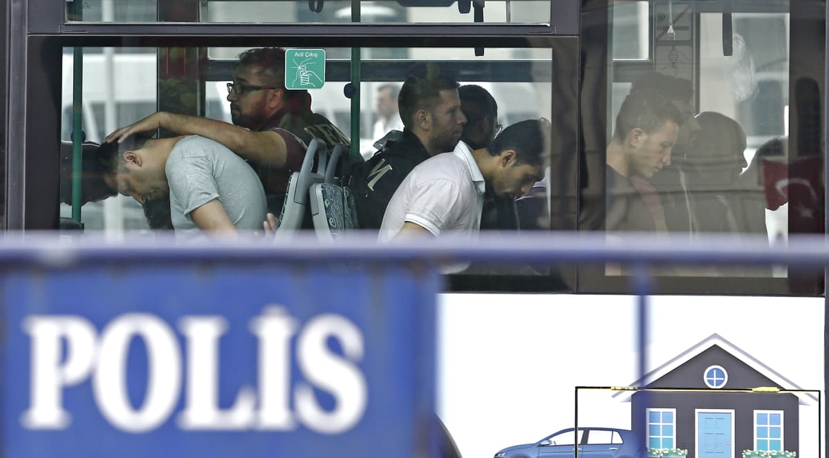 Sotilaita bussissa