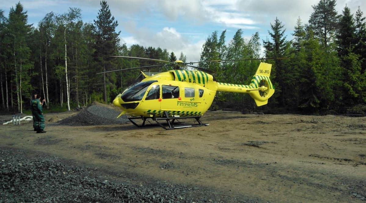 Finnhemsin pelastushelikopteri Sepe laskeutuneena Oulun Taskilaan viemärityömaan levikkeelle 16.6.2015.