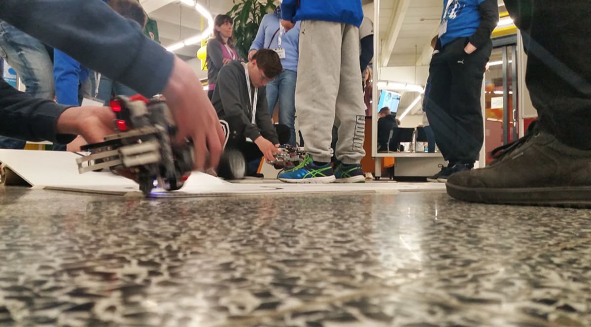 Robottikilpailun harrastajia Oulun kilpailussa 2017.