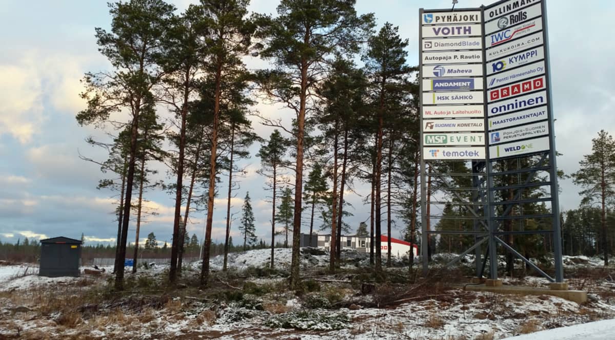 Rakentamistyöt Pyhäjoen Ollinmäen teollisuusalue valtatie 8:n varressa ovat vauhdissa. Alueen tontit on jo pääosin varattu. 2.12.2015