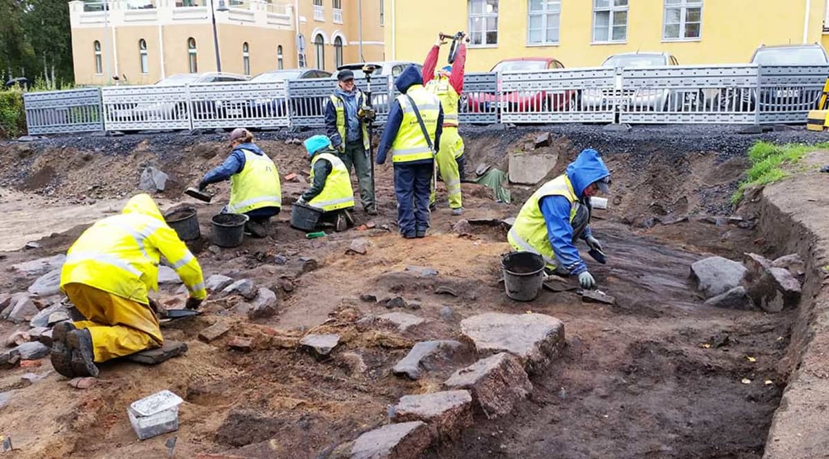 Lyseon pihan kaivauksissa Oulussa on tullut esiin muun muassa hyvin säilyneitä puurakenteita.