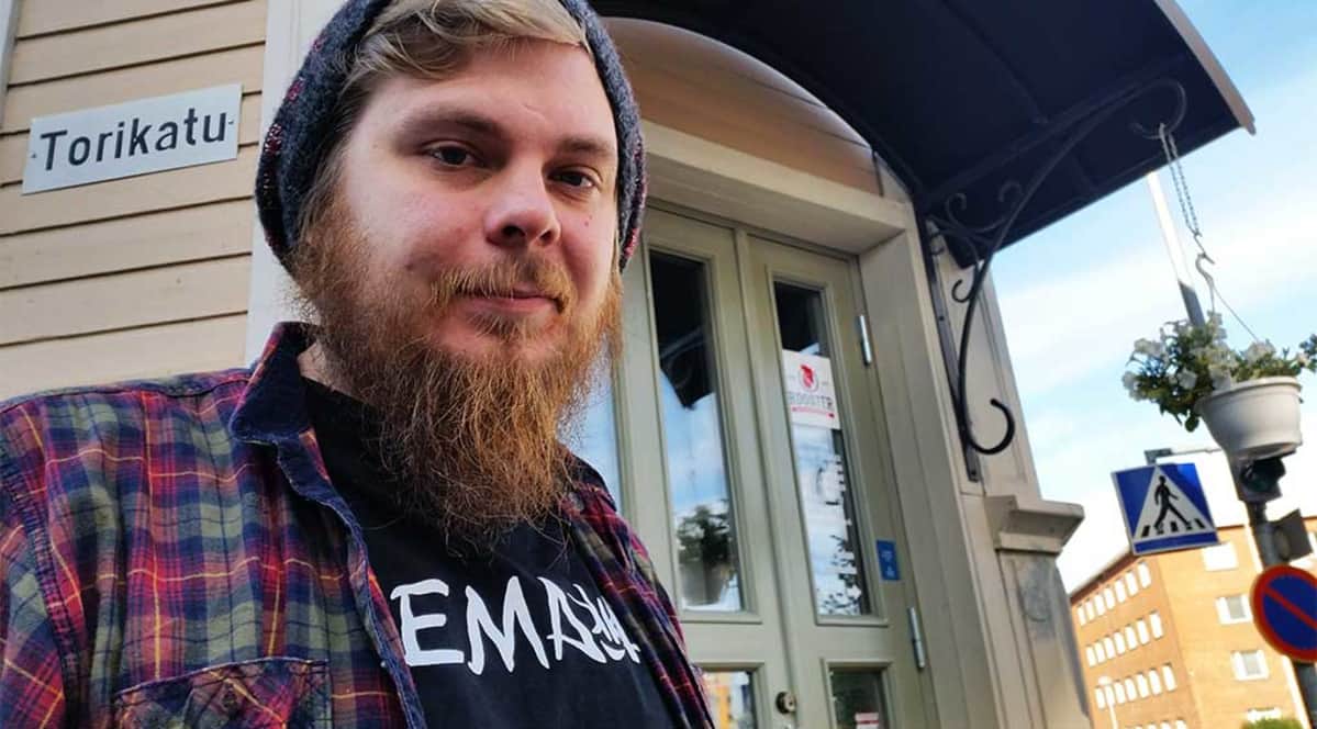 Mies ja hänen toimistonsa. Stand up koomikko Iikka Kivi on tuttu näky oululaisessa kahvilassa, jossa hän kehittelee monia käsikirjoitustekstejään.