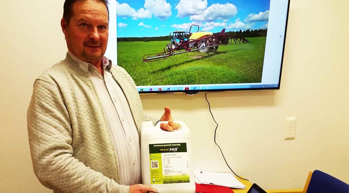 Toimitusjohtaja Jarmo Pudas esittelee Rec Alkalinen hivenainelios pakkausta.