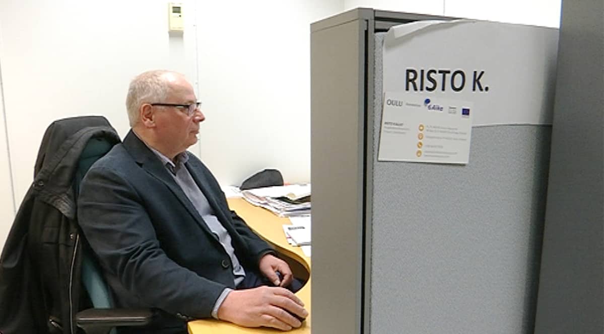 kuusikymppisenä työllistynyt ex-nokialainen tietotekniikkainsinööri Risto Kallio työpöytänsä ääressä.