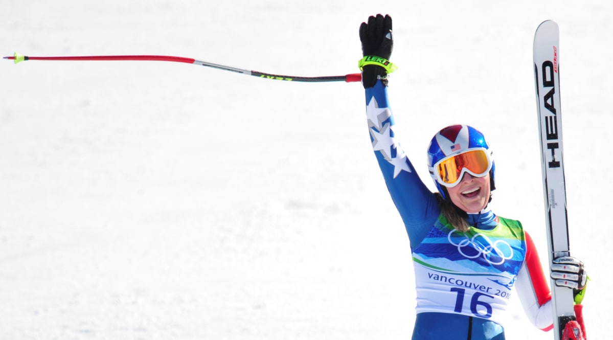 Lindsey Vonn tuulettaa mitalia Vancouverissa.