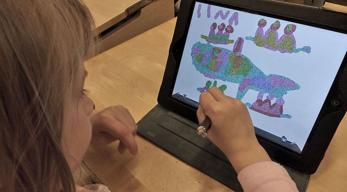 Oppilas työskentelee iPadilla.