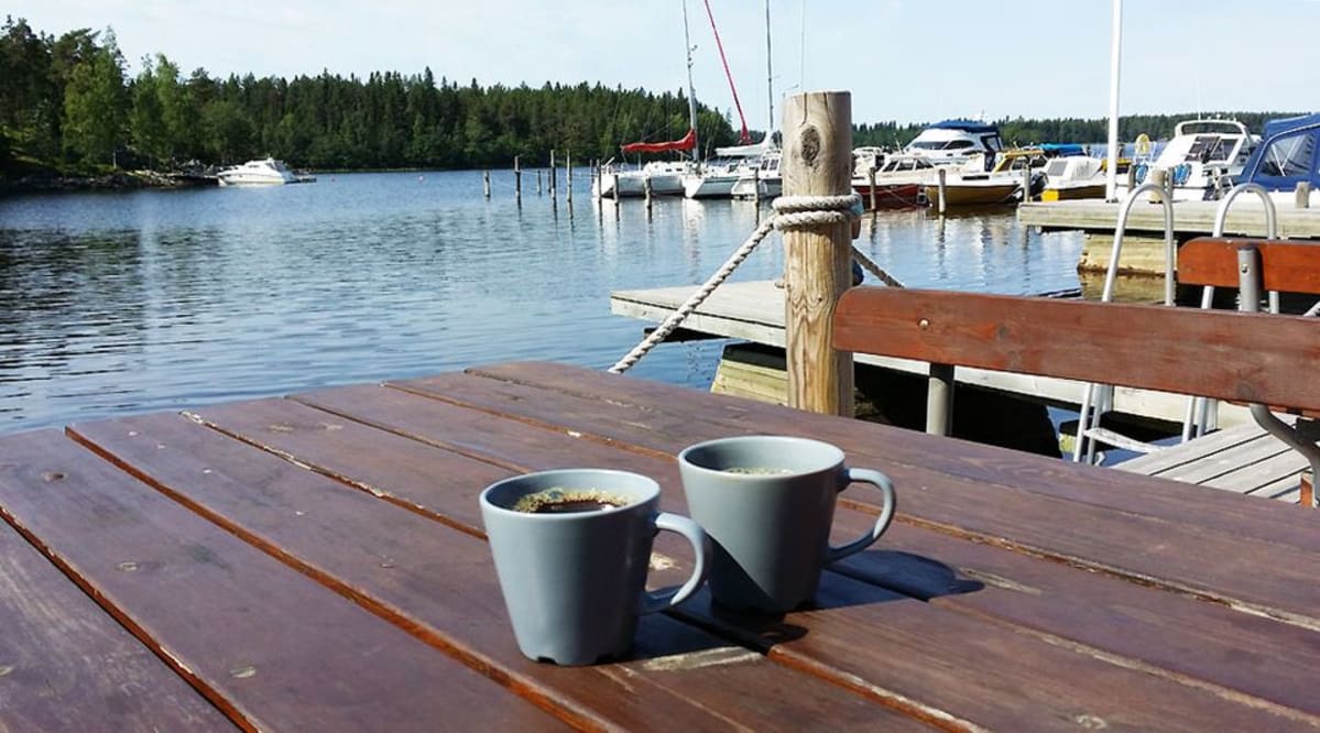 Kahvimukit pöydällä venerannassa.