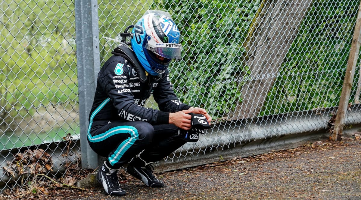 Valtteri Bottas kyykyssä kolarin jälkeen Imolassa.