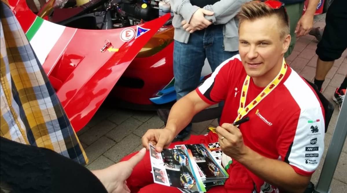 Toni Vilander jakamassa nimikirjoituksia.