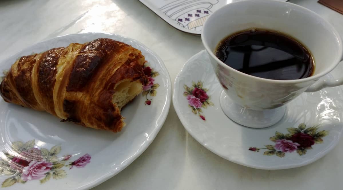 kahvihetki kahvi ja croissant ruusukuppi kahvikuppi