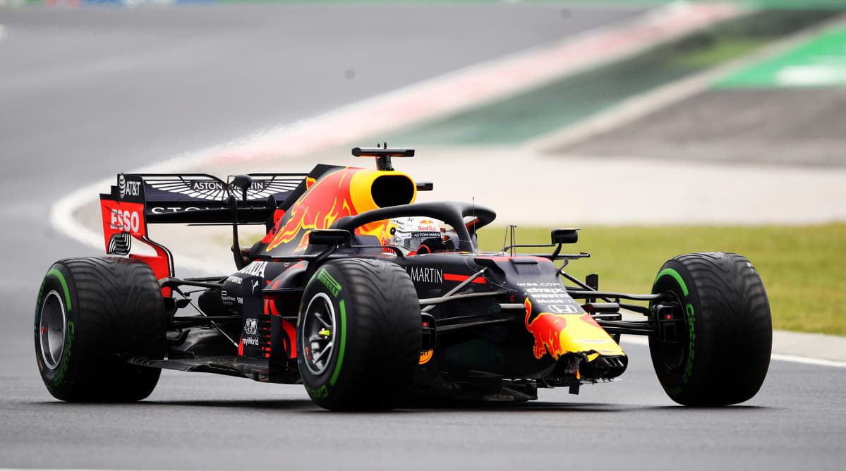 Max Verstappen ajoi seinään jo Unkarin GP:n lämmittelyssä.