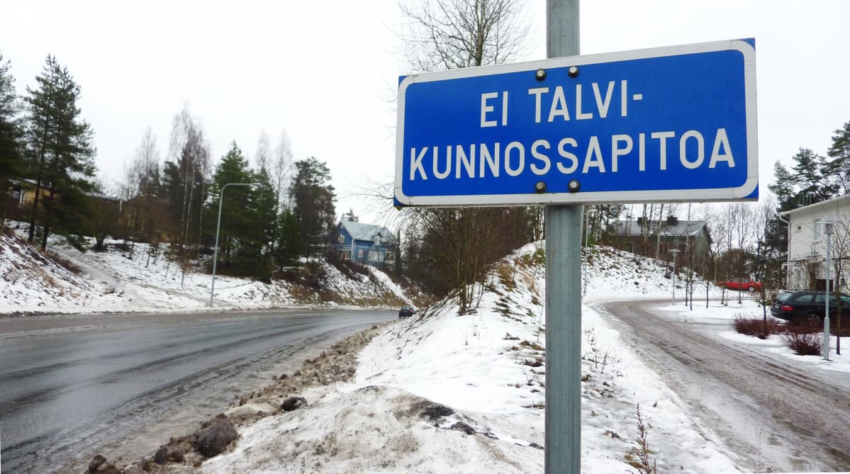 Liukas tie ja kyltti "Ei talvikunnossapitoa".